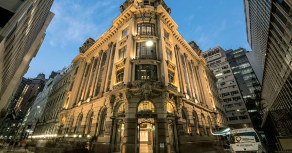 Descubra a história bicentenária do Banco do Brasil, uma importante empresa brasileira. Explore seu papel no desenvolvimento do país e os desafios de conciliar sua natureza pública e privada no mercado financeiro competitivo.