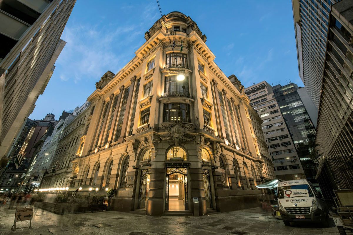 Descubra a história bicentenária do Banco do Brasil, uma importante empresa brasileira. Explore seu papel no desenvolvimento do país e os desafios de conciliar sua natureza pública e privada no mercado financeiro competitivo.