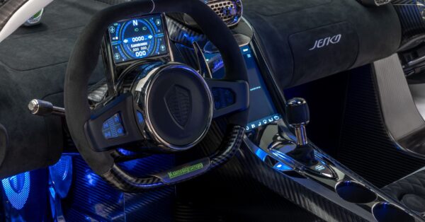 O carro tão rápido e raro que supera a maioria dos aviões comerciais e só pode ser abastecido em três lugares do planeta: conheça o Koenigsegg Jesko Absolut