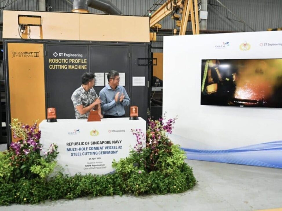 Ceremonia del 2º corte de acero.