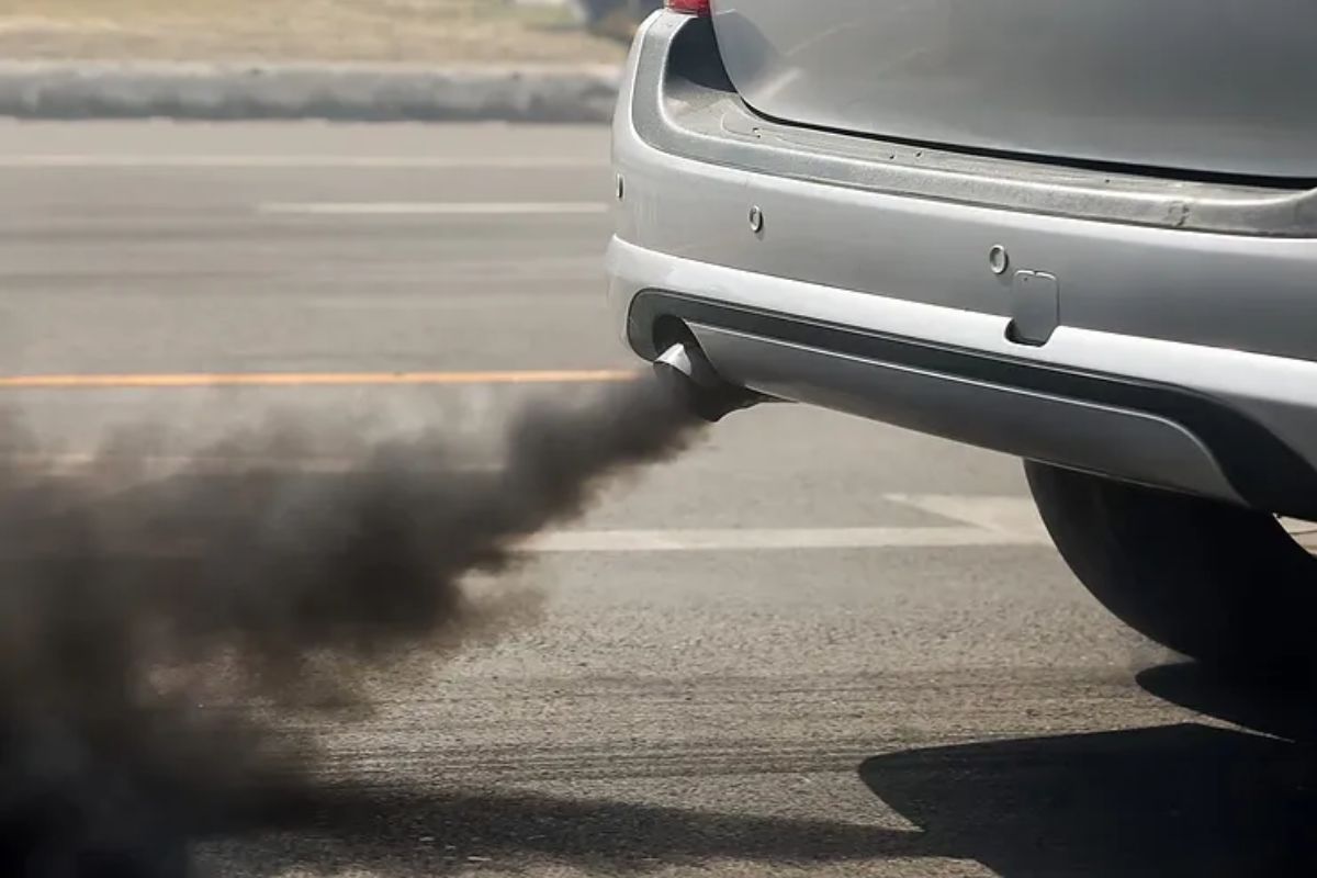 Motor fumando: o que a cor da fumaça revela sobre seu carro?
