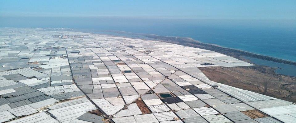 NASA en ALERTA! Descubrimiento de agricultores en España crea "Mar de Plástico" visible desde el espacio. Entiende esta inmensa transformación y lo que eso CAMBIA!