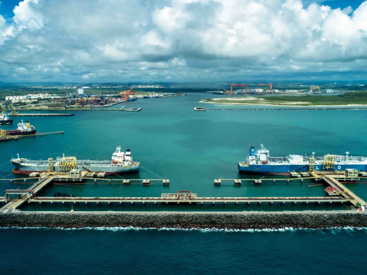 Parceria internacional garante navio regaseificador para Terminal de Suape e marca avanço energético em Pernambuco.