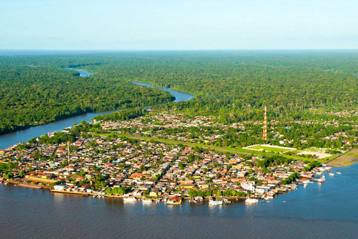 Sem carros, só bicicletas! 🚲 Conheça Afuá (PA), a incrível cidade brasileira sobre palafitas na Amazônia onde o pedal é lei