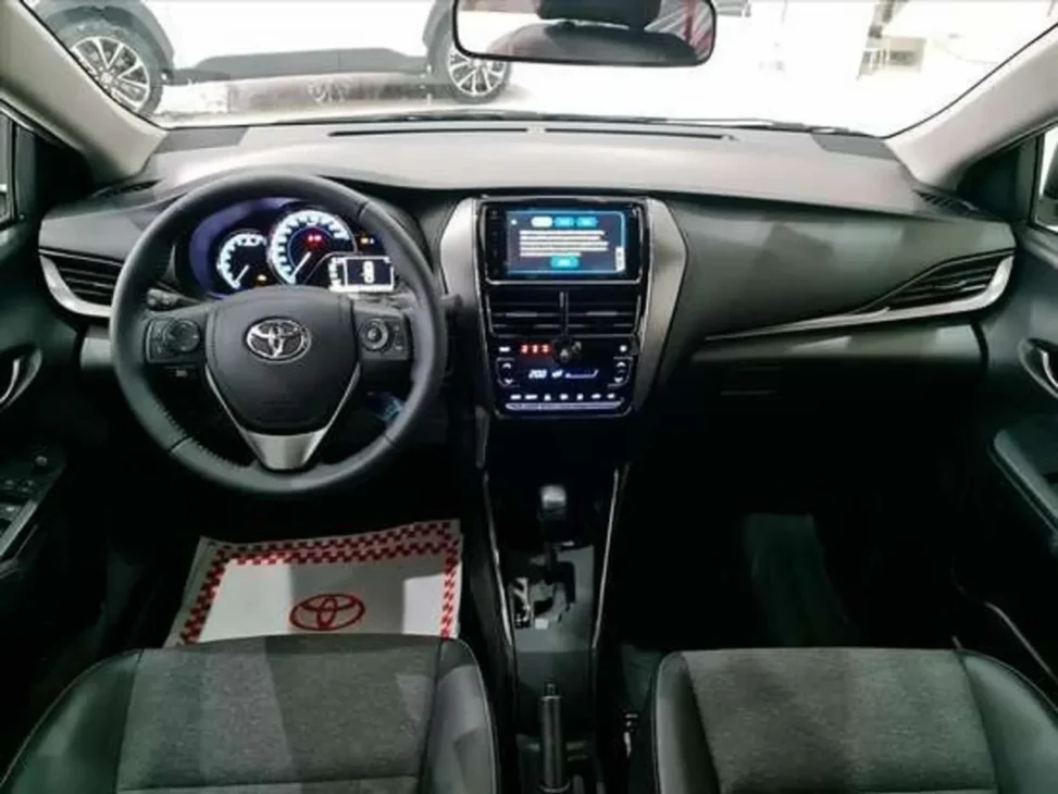 Nuevo Toyota Yaris Sedan XLS 2025: vea detalles de la versión tope de gama y su única novedad, la central multimedia. Conozca motor, seguridad y más.