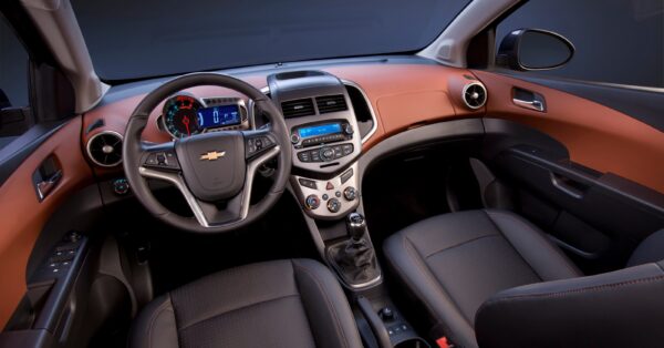 Novo sedã da Chevrolet custa menos de R$ 100 mil e faz até 14,7 kmL com gasolina em ciclo urbano, segundo dados da fabricante