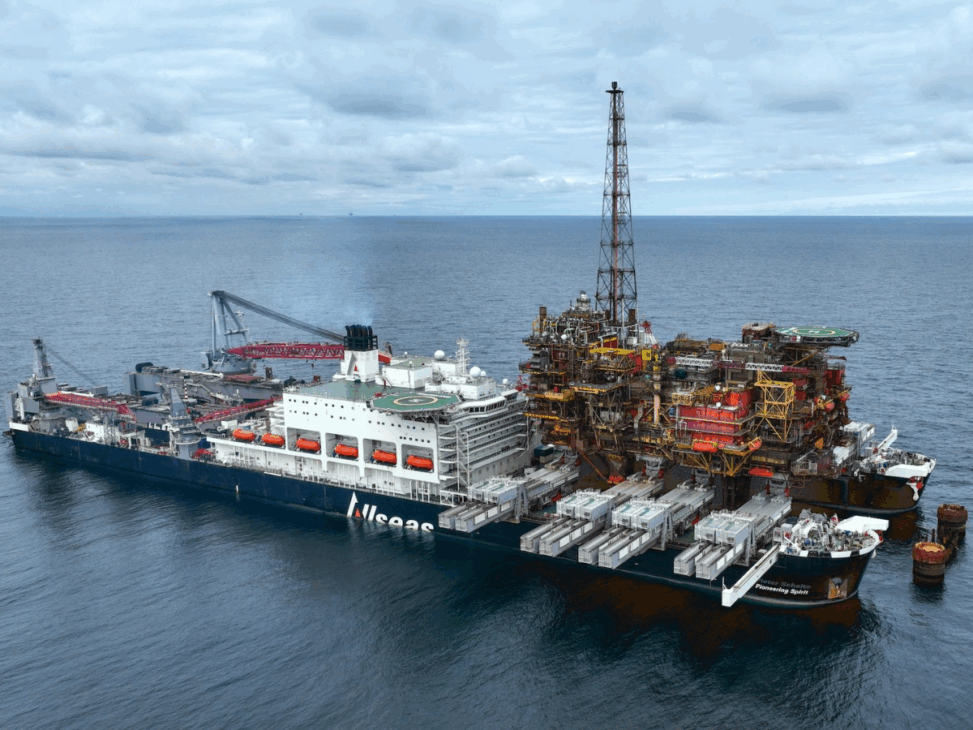 El Barco gigante que 'traga' plataformas de petróleo enteras: 382 metros y capacidad para levantar 48.000 toneladas en alta mar