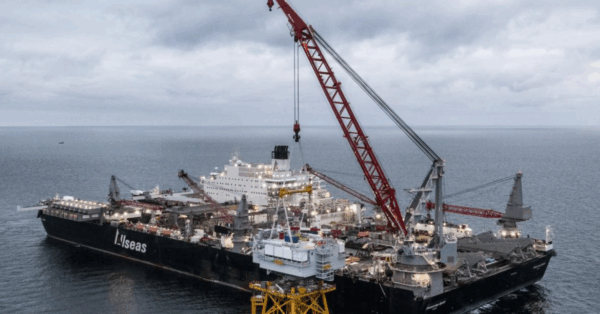 Conheça o Pioneering Spirit, o navio gigante de 382m da Allseas que 'engole' e iça plataformas de petróleo de até 60.000 toneladas