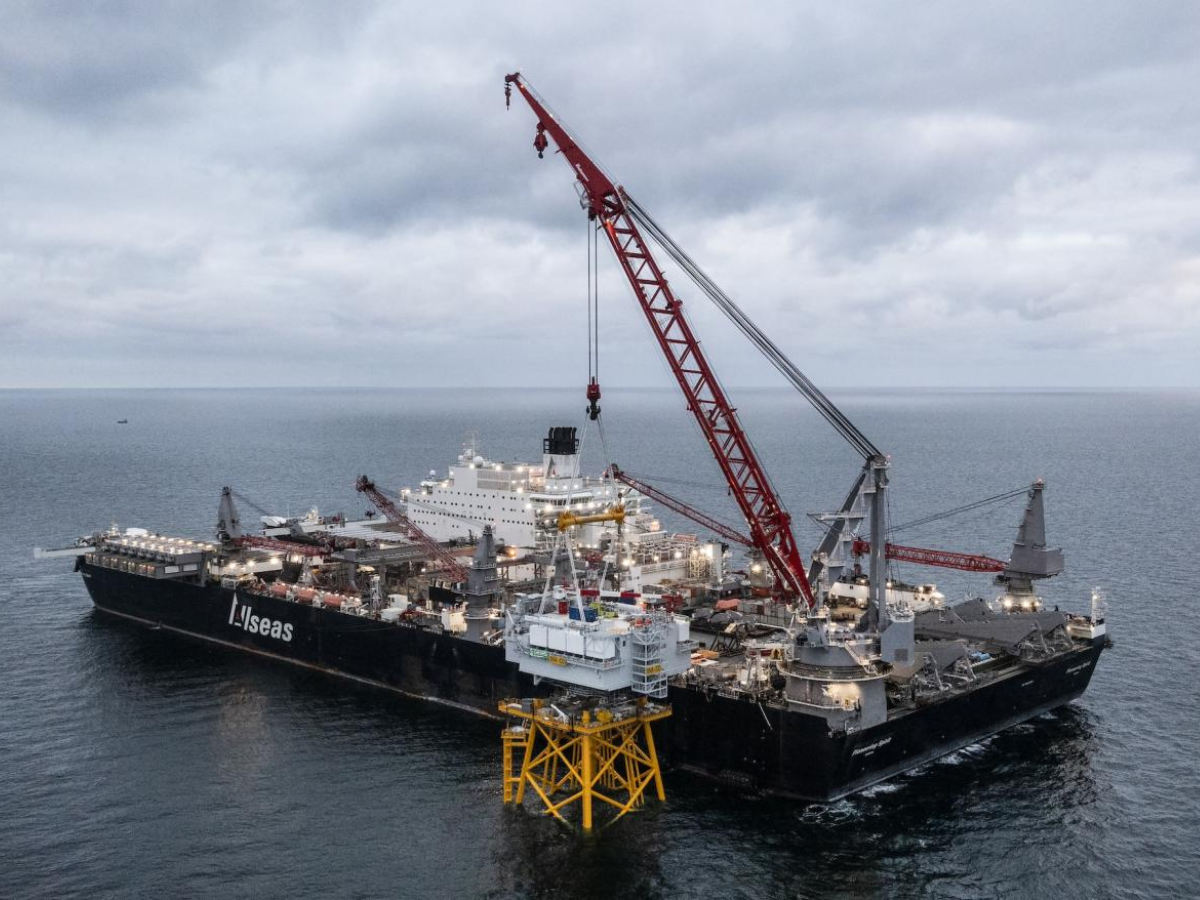 Conheça o Pioneering Spirit, o navio gigante de 382m da Allseas que 'engole' e iça plataformas de petróleo de até 60.000 toneladas