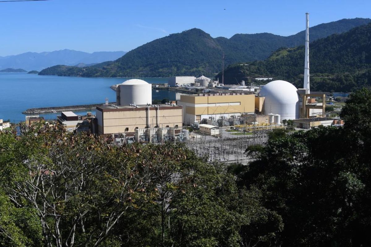 Descubra o histórico acordo nuclear Brasil-Alemanha de 1975. Detalhes do pacto, a ambição pela autonomia, o "plano secreto" da bomba e seu legado complexo.