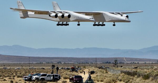 Avião Stratolaunch Roc: Conheça o gigante de 117m de envergadura e 2 fuselagens! Veja como esta aeronave única lança veículos hipersônicos em pleno voo.