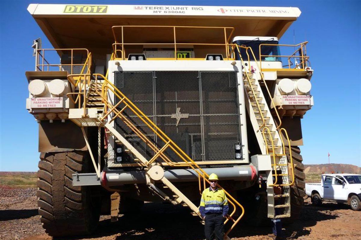 Caminhão basculante Terex MT 6300AC: um gigante da mineração! ⛏️ Carga de 363t, tração elétrica AC e legado na Cat.