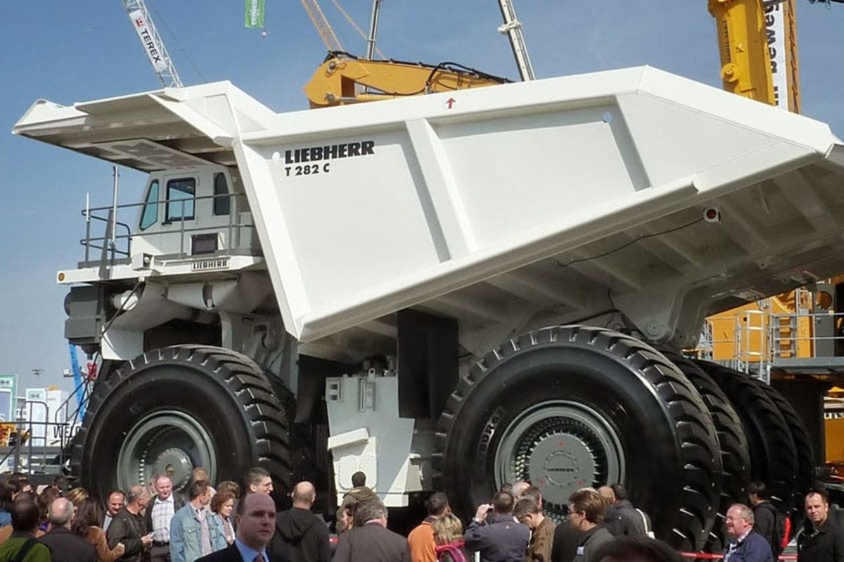 Caminhão fora-de-estrada Liebherr T 282C: O gigante de 237t que carrega 400t de minério em Carajás! Detalhes do motor de 3.750 HP e sua operação
