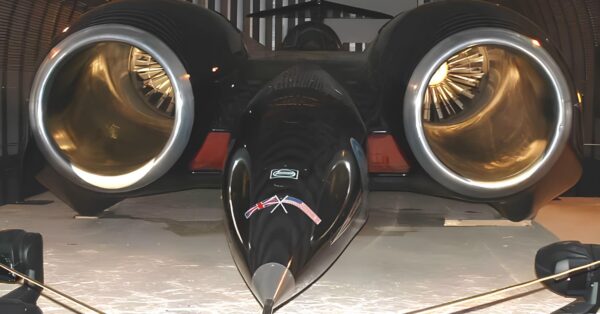 O carro que acelera mais rápido que um foguete — e só pode ser dirigido uma vez. Conheça o Thrust SSC, o primeiro carro supersônico da história com 110 mil cavalos de potência 