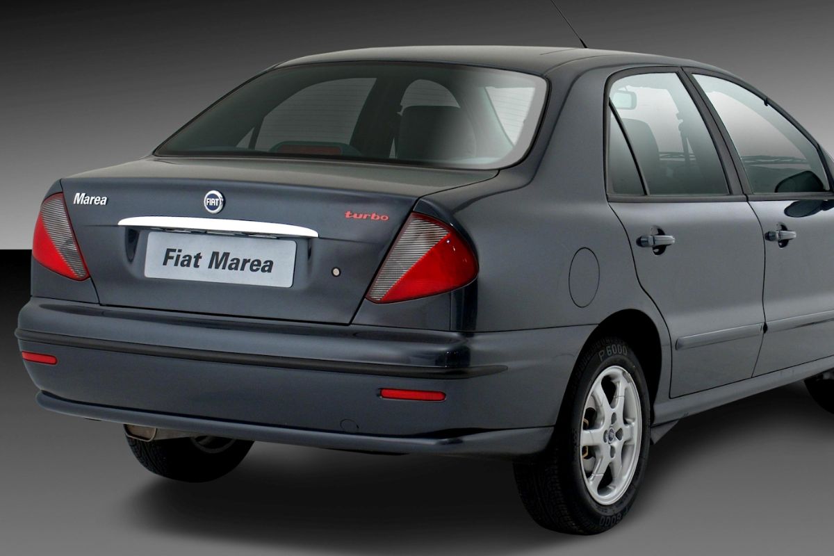 Fiat Marea Turbo: o carro que tinha tudo para dar certo mas virou lenda controversa. Entenda os erros, a fama de 'bomba' e seu legado cult no Brasil.