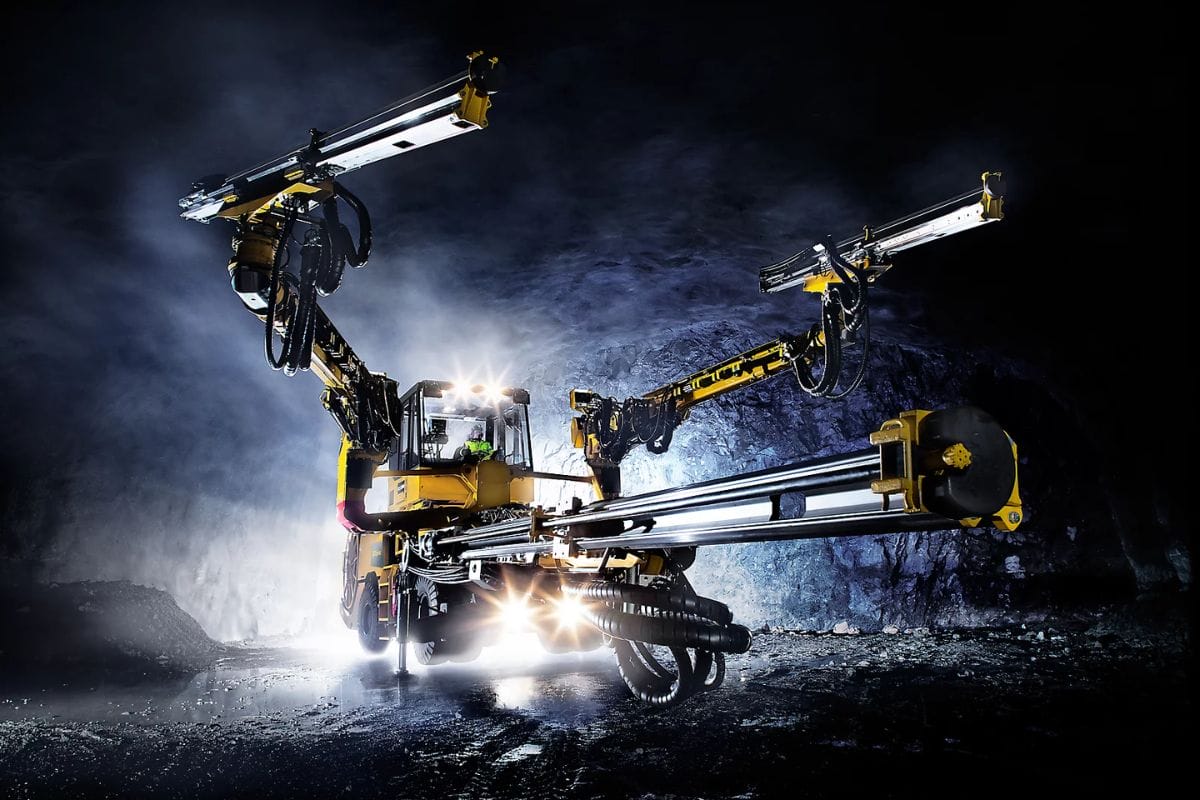 Jumbo de perfuração Boomer XE4 C/E4: Conheça a máquina com 4 lanças robóticas que perfura dezenas de furos para explosivos em túneis rochosos!