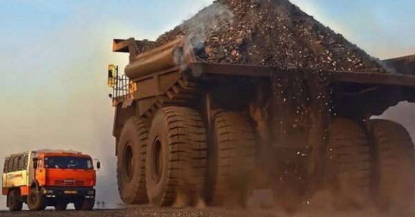 Descubra o BelAZ 75710, o maior caminhão basculante do mundo! Com capacidade para 450t de rochas e um consumo de diesel de cidade pequena. Conheça este gigante!