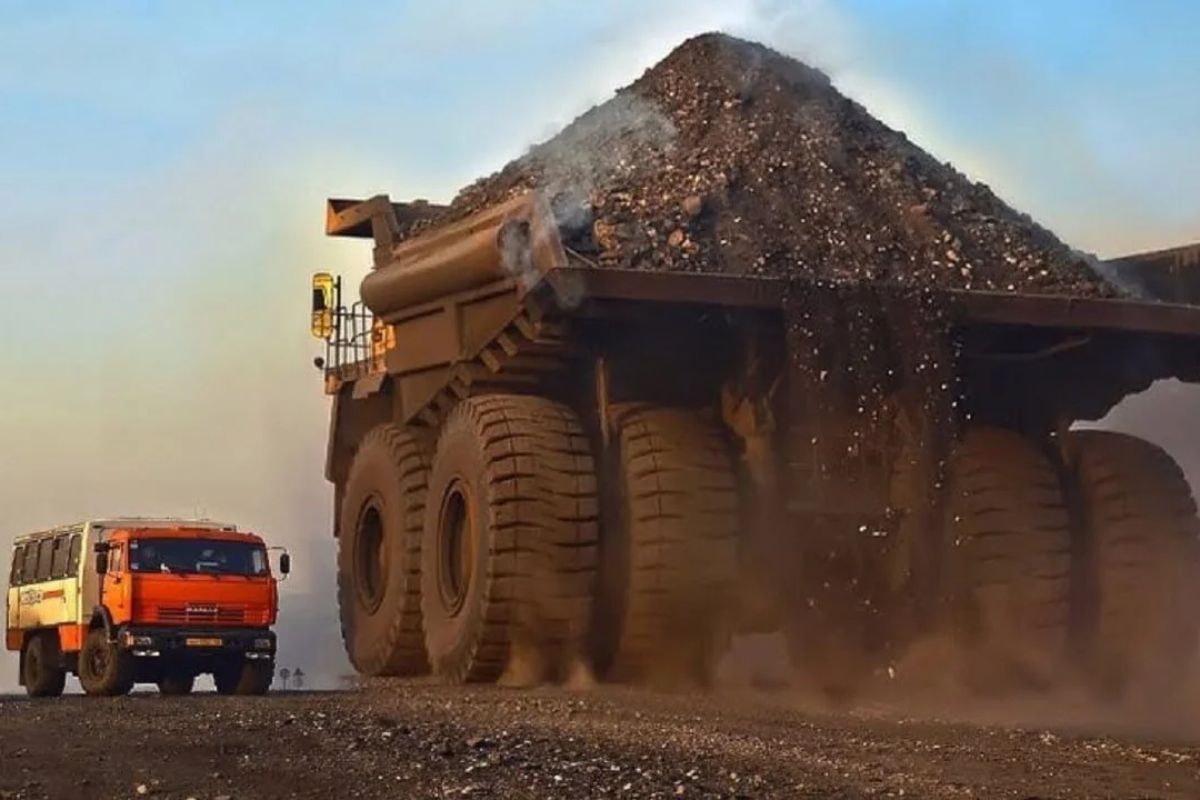 Descubra o BelAZ 75710, o maior caminhão basculante do mundo! Com capacidade para 450t de rochas e um consumo de diesel de cidade pequena. Conheça este gigante!