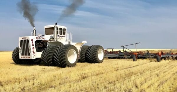 Conheça o Big Bud 747, o maior trator agrícola do mundo! Mais de 1100cv, pneus de 2,4m e capacidade de arar em tempo recorde.