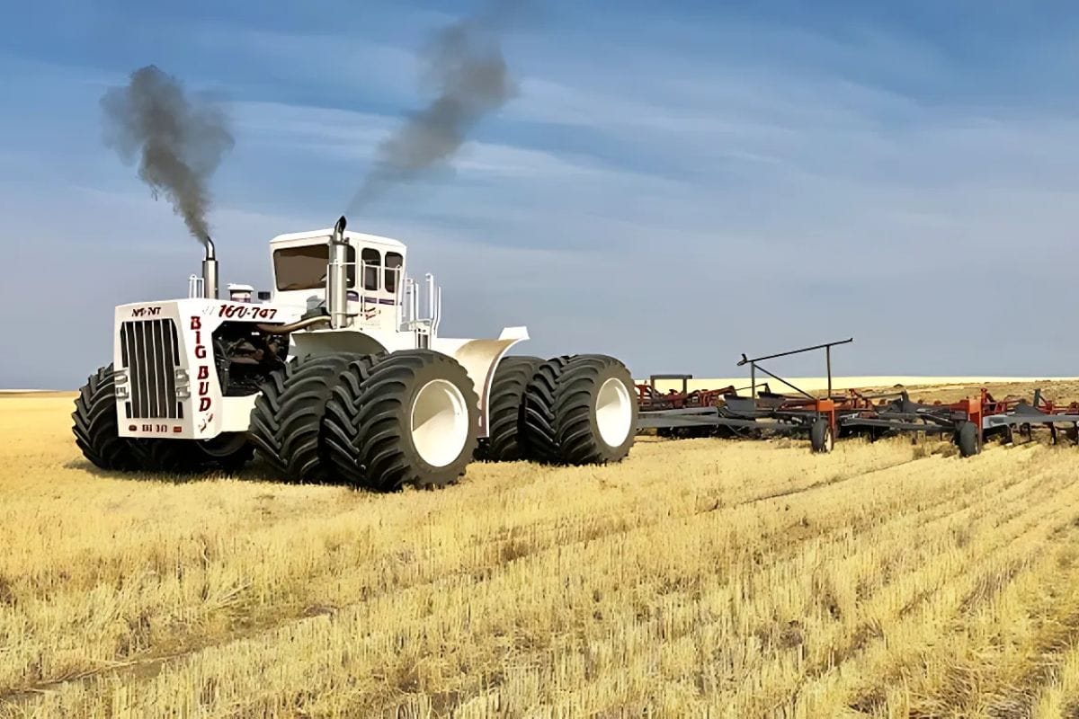 Conheça o Big Bud 747, o maior trator agrícola do mundo! Mais de 1100cv, pneus de 2,4m e capacidade de arar em tempo recorde.