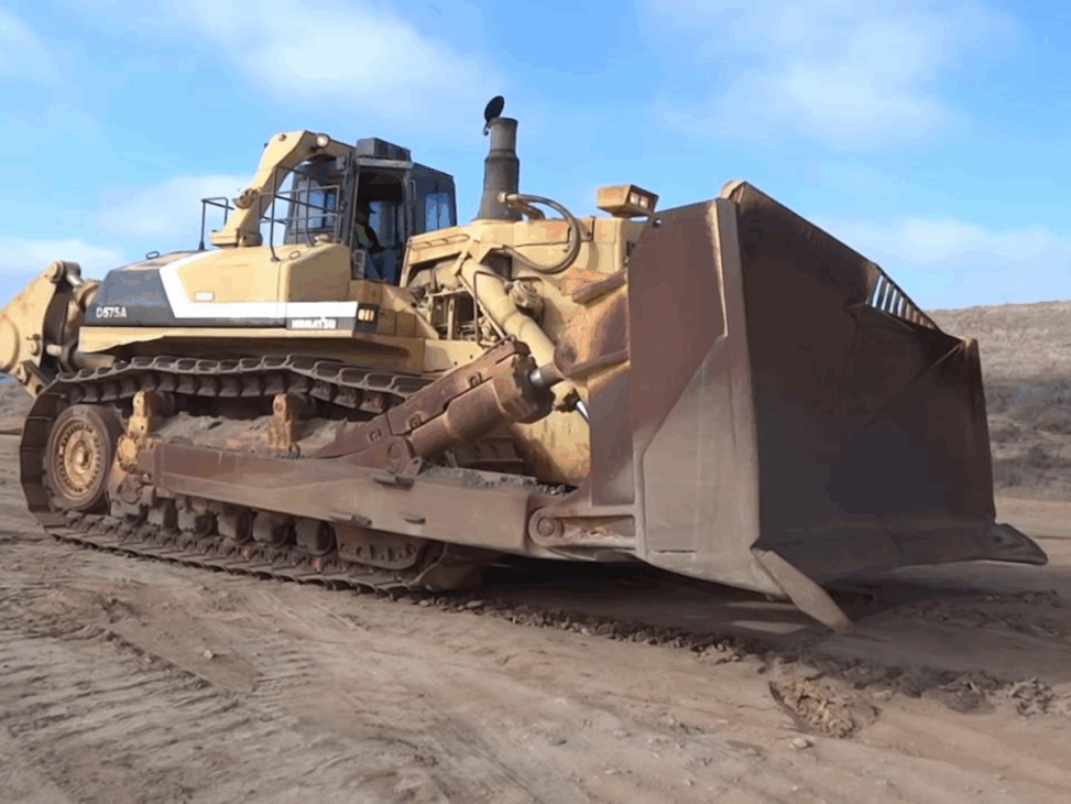 El mayor tractor de orugas del mundo que empuja, de una sola vez, tierra suficiente para llenar Seis camiones volquetas