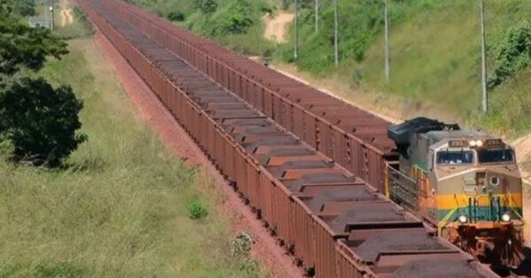 Gigante brasileiro! 🇧🇷 O trem de carga mais longo do mundo (EFC da Vale): 3.5km, 330 vagões e seu valioso minério de ferro.