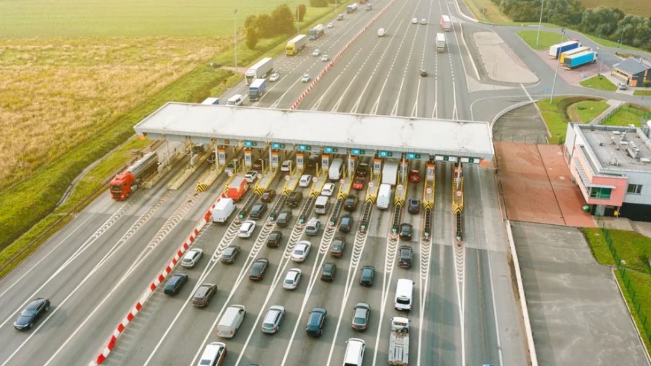 O novo sistema de pedágio sem cancelas já opera em rodovias brasileiras e gera dúvidas, saiba como funciona o pagamento e evite multas inesperadas