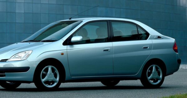 Toyota Prius (1997): o primeiro carro híbrido de produção em massa do mundo! 🇯🇵 Descubra como ele antecipou a era dos híbridos.