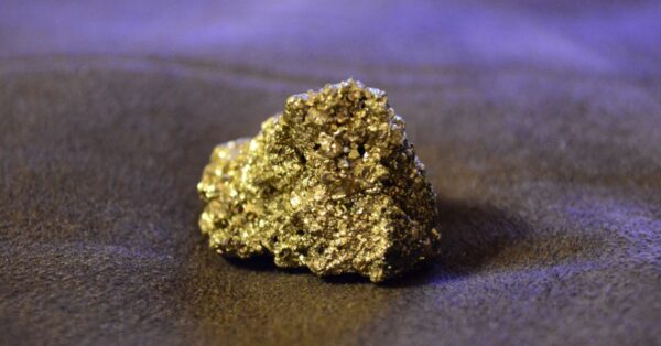 Ouro ou pirita? A 'pegadinha da geologia' que iludiu Ouro Preto, cidade brasileira, na corrida do ouro. Descubra como identificar o famoso 'ouro de tolo'!