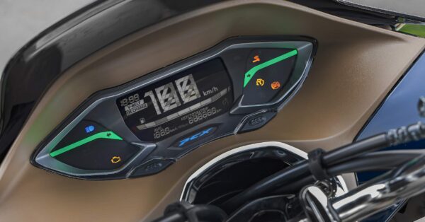 Com consumo médio de 42 km/l e até 380 km de autonomia, a Honda PCX 160 2025 tem o preço de um Fiat Uno usado — mas entrega o dobro em economia urbana