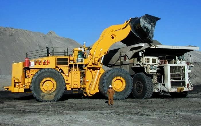 Pala cargadora LeTourneau L-2350 La mayor del mundo! Levanta 72t, tiene neumáticos de 4m y tecnología de punta. Conozca este titán de la minería