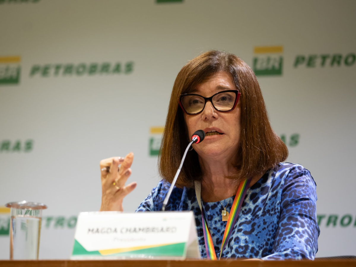 Presidente da Petrobras afirmou que gasolina, diesel, GLP e QAV podem ficar mais baratos nas refinarias se o barril de petróleo seguir desvalorizando e o câmbio continuar favorável. Decisão será tomada com base em avaliações quinzenais da empresa.