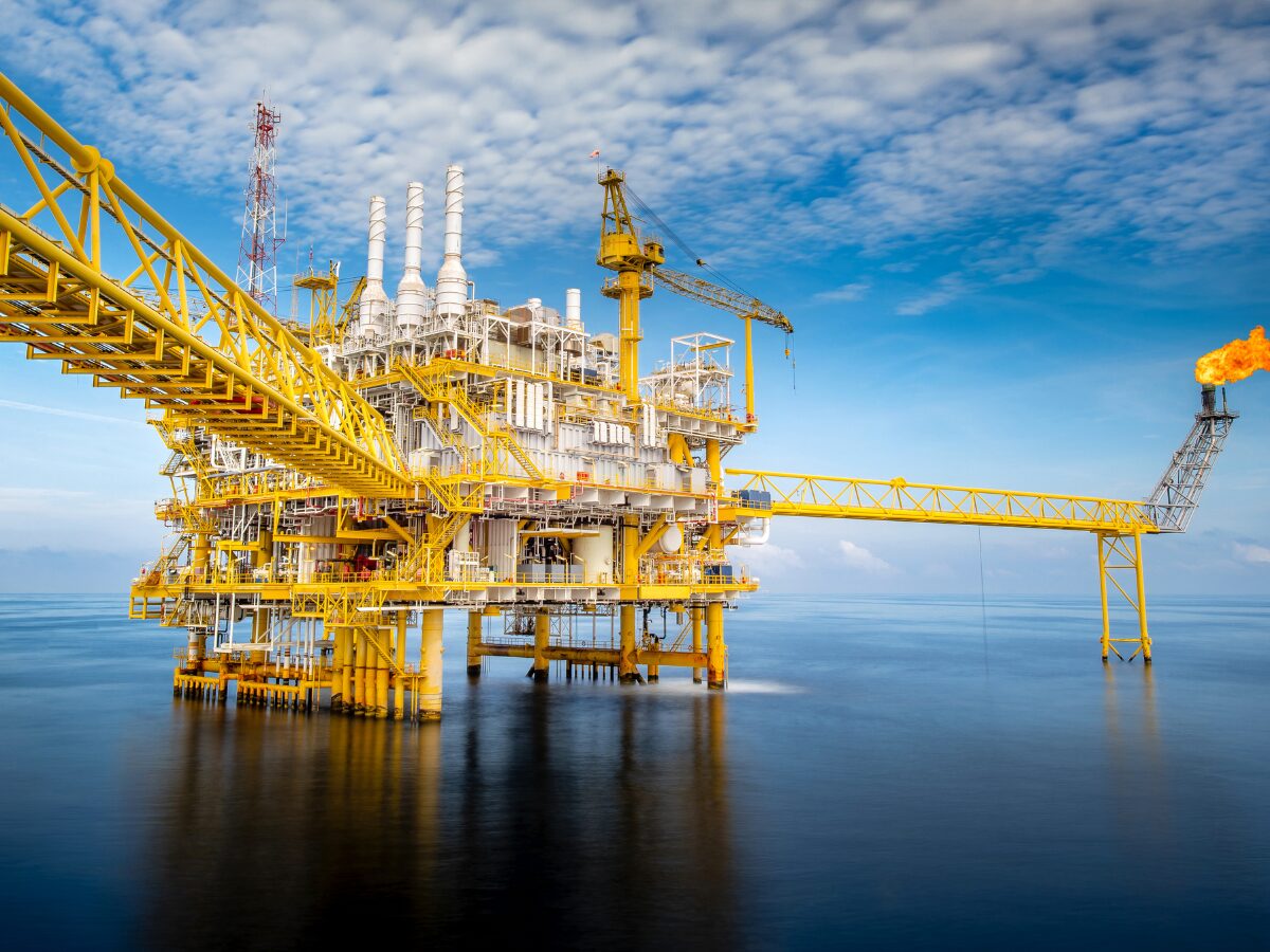 Deputado da Guiana Francesa pressiona por retomada da exploração de petróleo. No Brasil, autorizações seguem pendentes enquanto o Ibama analisa estudos da Petrobras. A disputa por recursos na Amazônia reacende tensões ambientais e políticas.