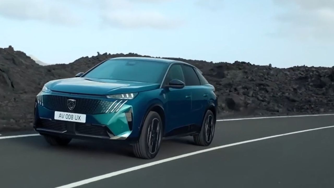 El nuevo Peugeot e-3008 exhibe un diseño innovador de SUV con estilo fastback, marcado por líneas dinámicas y la moderna firma luminosa de tres garras de la marca. Foto: Divulgación