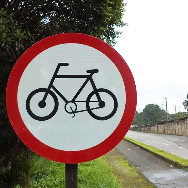 ¡Cartel azul redondo con bicicleta ciclista en la acera o fin de la ciclovía! ¡Entiende las reglas!