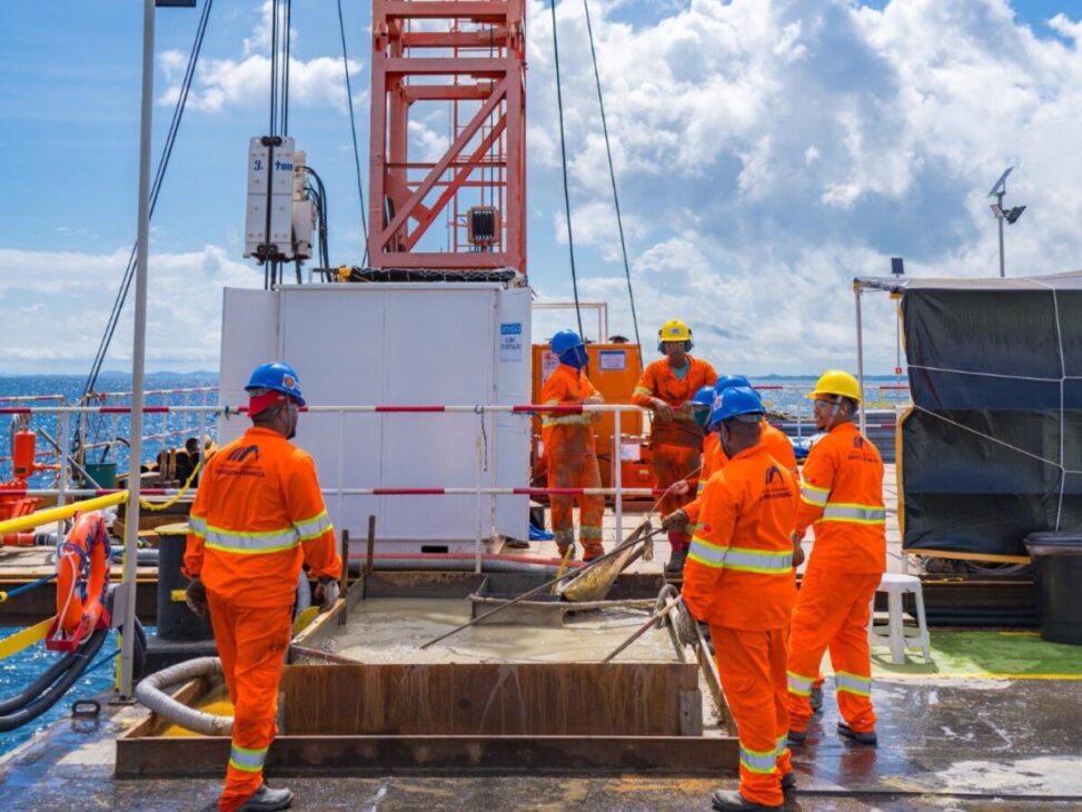 Obra de miles de millones y con 12,4 km de extensión, el Puente Salvador-Itaparica será el mayor puente sobre lámina de agua de América Latina; la ingeniería china y brasileña se unen para superar desafíos técnicos en la Bahía de Todos los Santos.