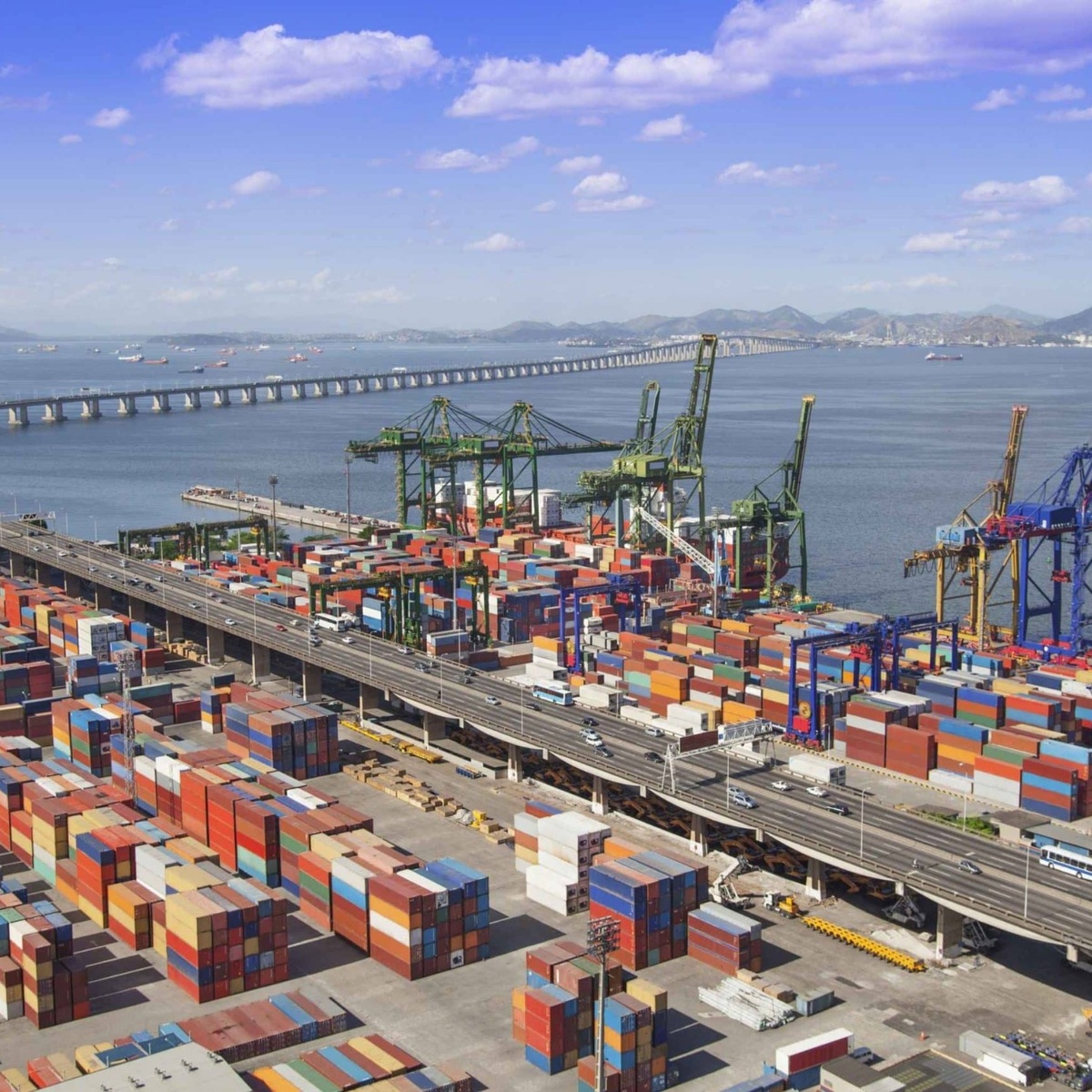 Vista aérea do terminal portuário com contêineres coloridos e guindastes no Porto do Rio de Janeiro, Brasil