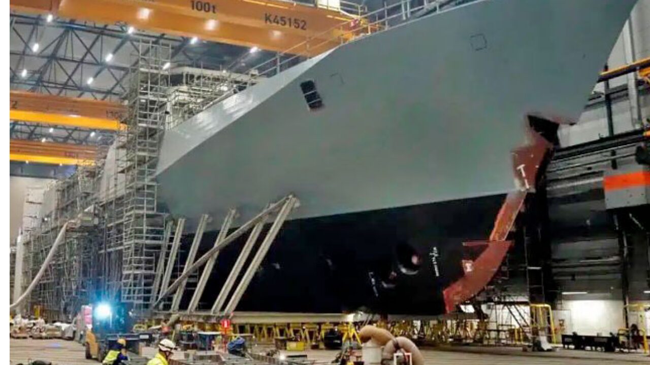 Programa da classe Pohjanmaa da Finlândia avança após a Saab entregar mastro integrado para serem instalados nas corvetas, fortalecendo a defesa naval do país.