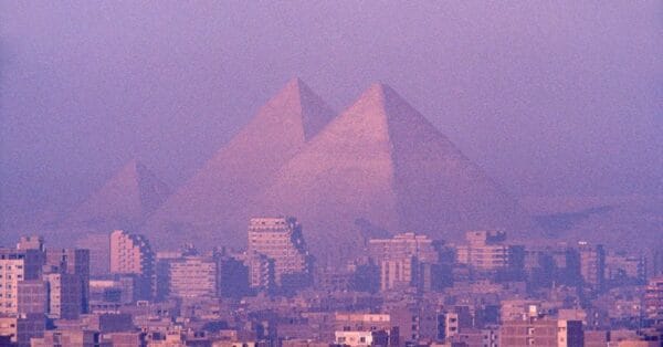 Sabia que a Grande Pirâmide de Gizé tem 8 lados? 🤯 Entenda o design côncavo, como foi descoberto e o que revela sobre o Egito Antigo