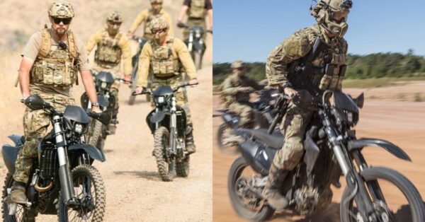 Soldados das Forças Especiais dos EUA pilotam motocicletas Christini AWD 450 com tração integral em terreno arenoso durante exercício tático.