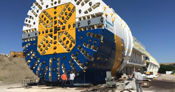 Gigante de aço com 13.000 toneladas escava túneis sob metrópoles sem causar tremores — veja como funciona a TBM, a tuneladora que age como um tatu mecânico