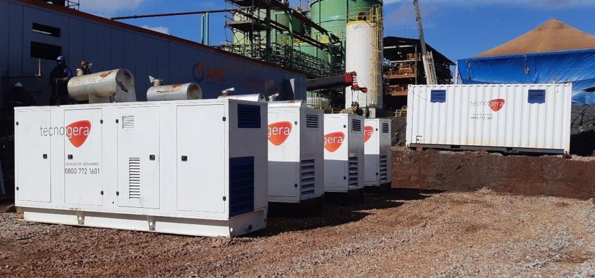 Geradores da Tecnogera operando em área industrial com maquinário e infraestrutura
