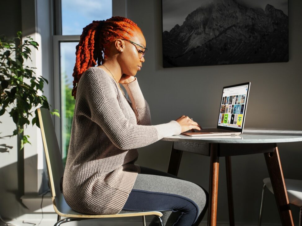 Tendencias del home office, sectores en alta, salarios, dónde buscar vacantes y consejos para trabajar desde casa en 2025 en Brasil.