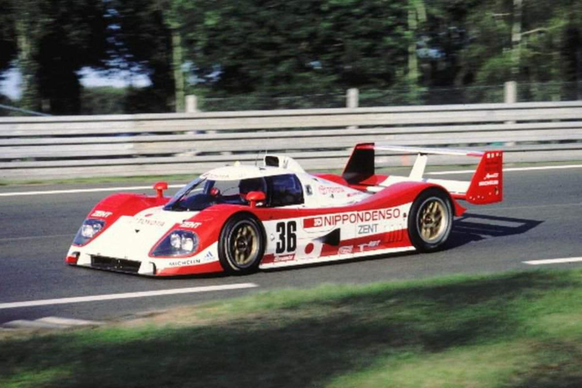 Toyota TS010: O carro de Le Mans tão brutal que quebrava ossos dos pilotos. Conheça a história do 'Bone Crusher' e sua dolorosa jornada ao pódio