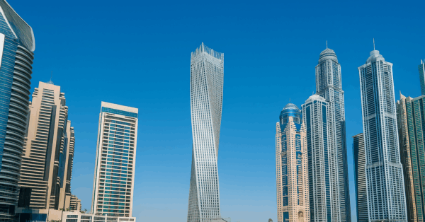 Um arranha-céu torcido de US$ 1 bilhão e 75 andares, feito para resistir a furacões — mas boa parte dos apartamentos ainda está vazia