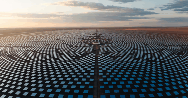Uma usina tão grande quanto 6 mil campos de futebol: a maior instalação solar do planeta revela limitações em clima nublado
