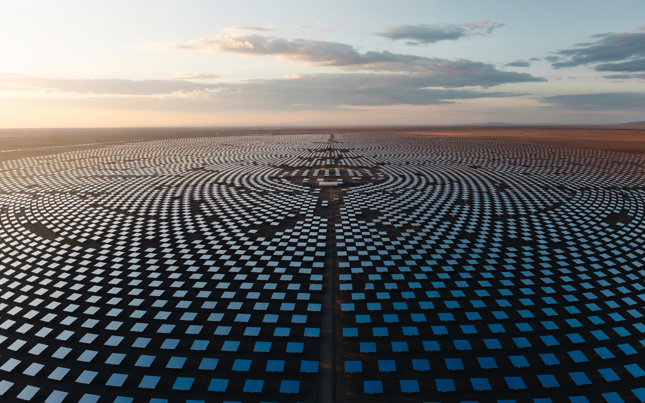 Uma usina tão grande quanto 6 mil campos de futebol: a maior instalação solar do planeta revela limitações em clima nublado