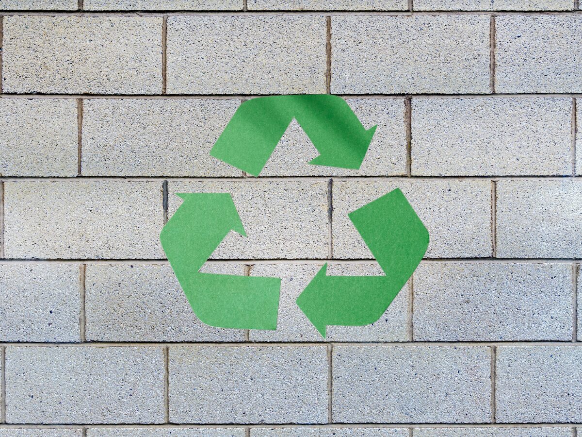 Usina de reciclagem de entulho em Arapiraca transforma resíduos da construção civil em insumos sustentáveis, impulsionando economia circular e combate ao descarte irregular.
