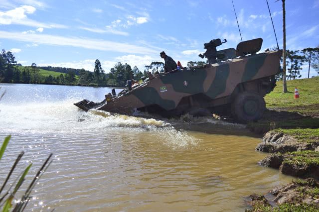 Vehículo blindado VBTP-MR Guarani El gigante anfibio 6x6 brasileño! 18t, 11 militares, 100kmh tierra, 10kmh agua. Detalles de la espina dorsal de la infantería