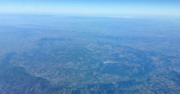 Vulcões no Brasil: explore o surpreendente passado de fogo do país, de antigas caldeiras na Amazônia a regiões como Poços de Caldas.